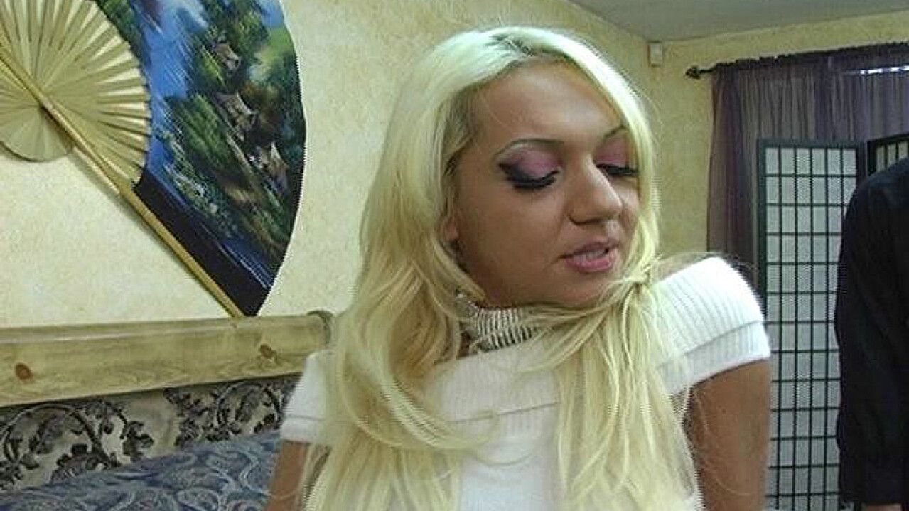 Boss Donna Doll Fucking in the Bed with Her Tattoos