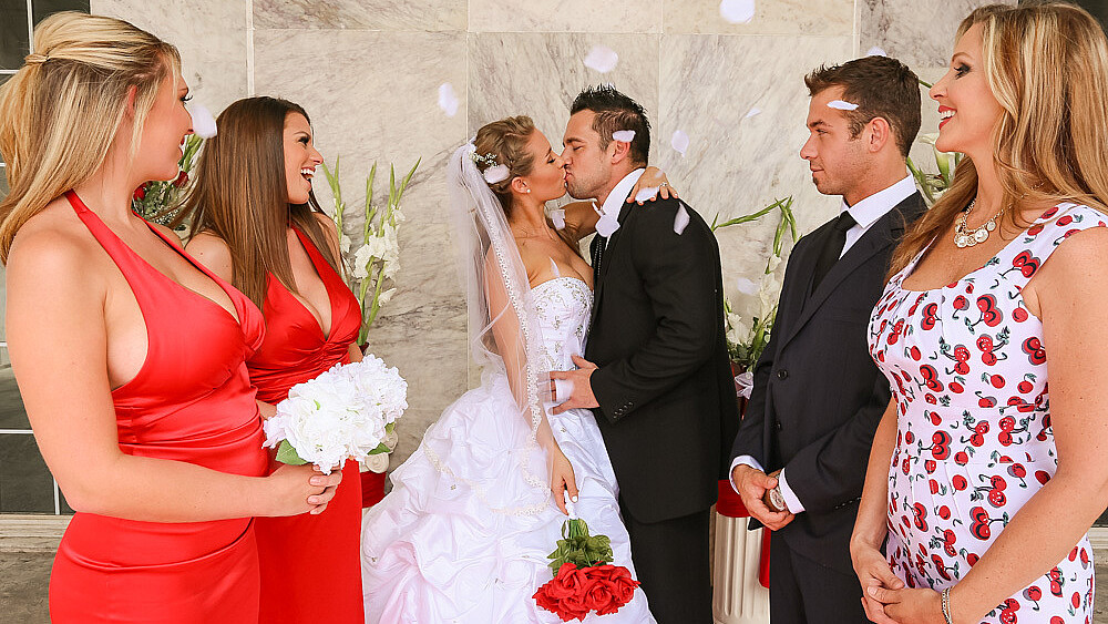 Wife Julia Ann Fucking in the Bed with Her Bubble Butt