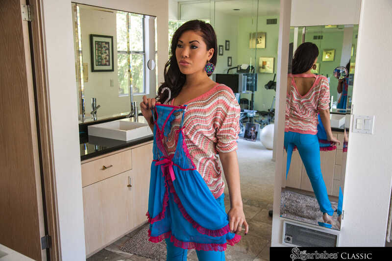 In the London Keyes Naughty America porn scene 'London Keyes visits her sugardaddy for his pleasure ' from Milf Sugar Babes, London Keyes is wearing a blue dress and blue pants.